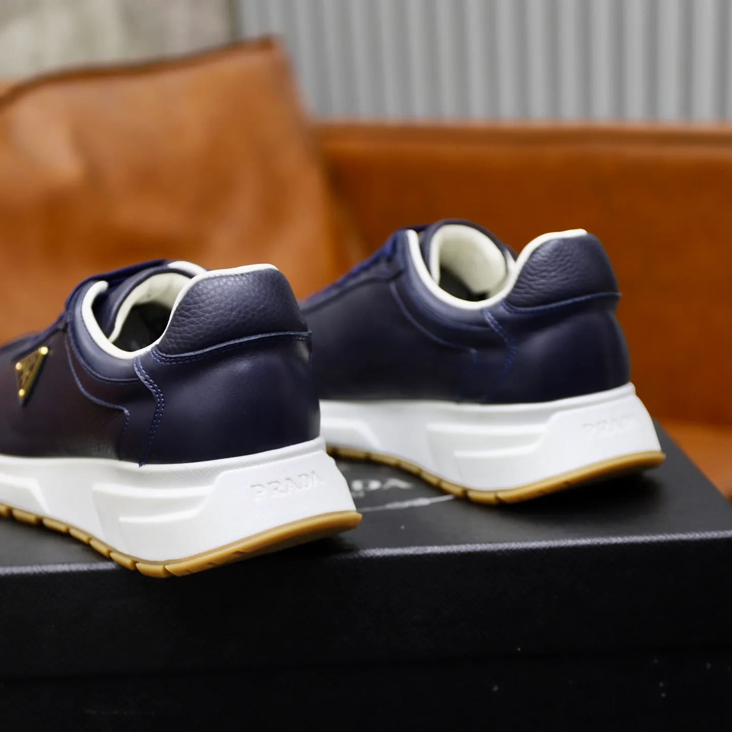 Factory price: 760💰Top original order Brand: PRADA (Prada) Standard code: Men's size 38/44 (45 can be customized) Grade: Same as the official website Material: Original cowhide stitching imported cowhide lining Original combination two-color wear-resistant soft outsole Style category: Leisure and sports version Young fashion European and American trend British style Color: Real picture color